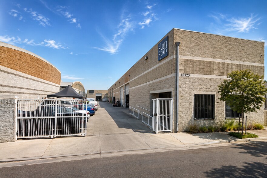 10923 Randall St, Sun Valley, CA à louer - Photo du bâtiment - Image 2 de 10