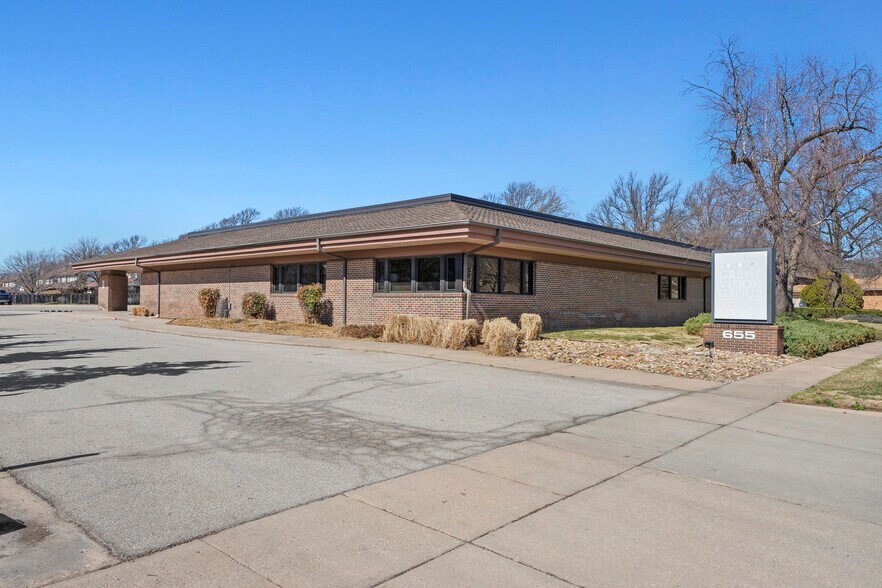 655 N Woodlawn St, Wichita, KS à vendre - Photo du bâtiment - Image 1 de 5