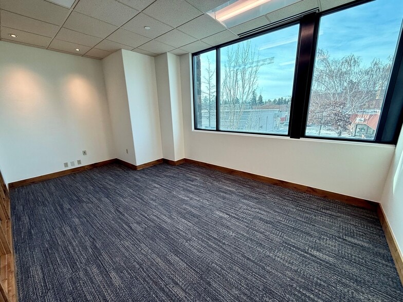 550 NW Franklin Ave, Bend, OR for lease - Building Photo - Image 1 of 12