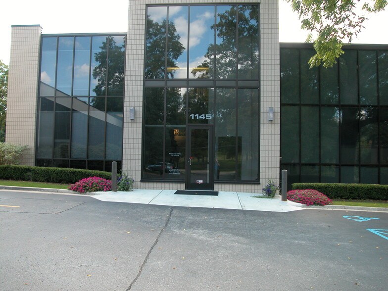 1145 W Long Lake Rd, Bloomfield Hills, MI for lease - Primary Photo - Image 1 of 7