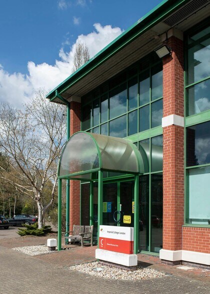 Buckhurst Rd, Ascot à louer - Photo du bâtiment - Image 3 de 15