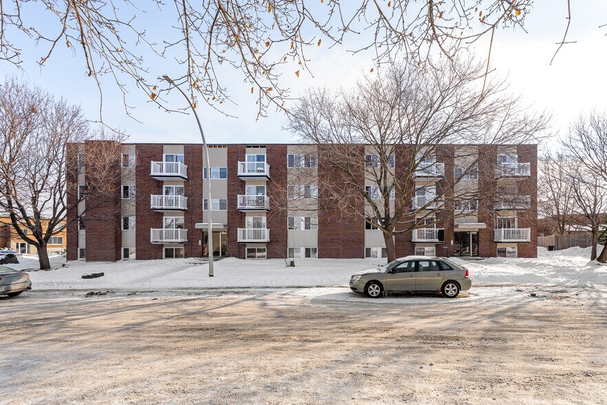 1005-1015 Rue De La Commune, La Prairie, QC à vendre - Photo du bâtiment - Image 2 de 9