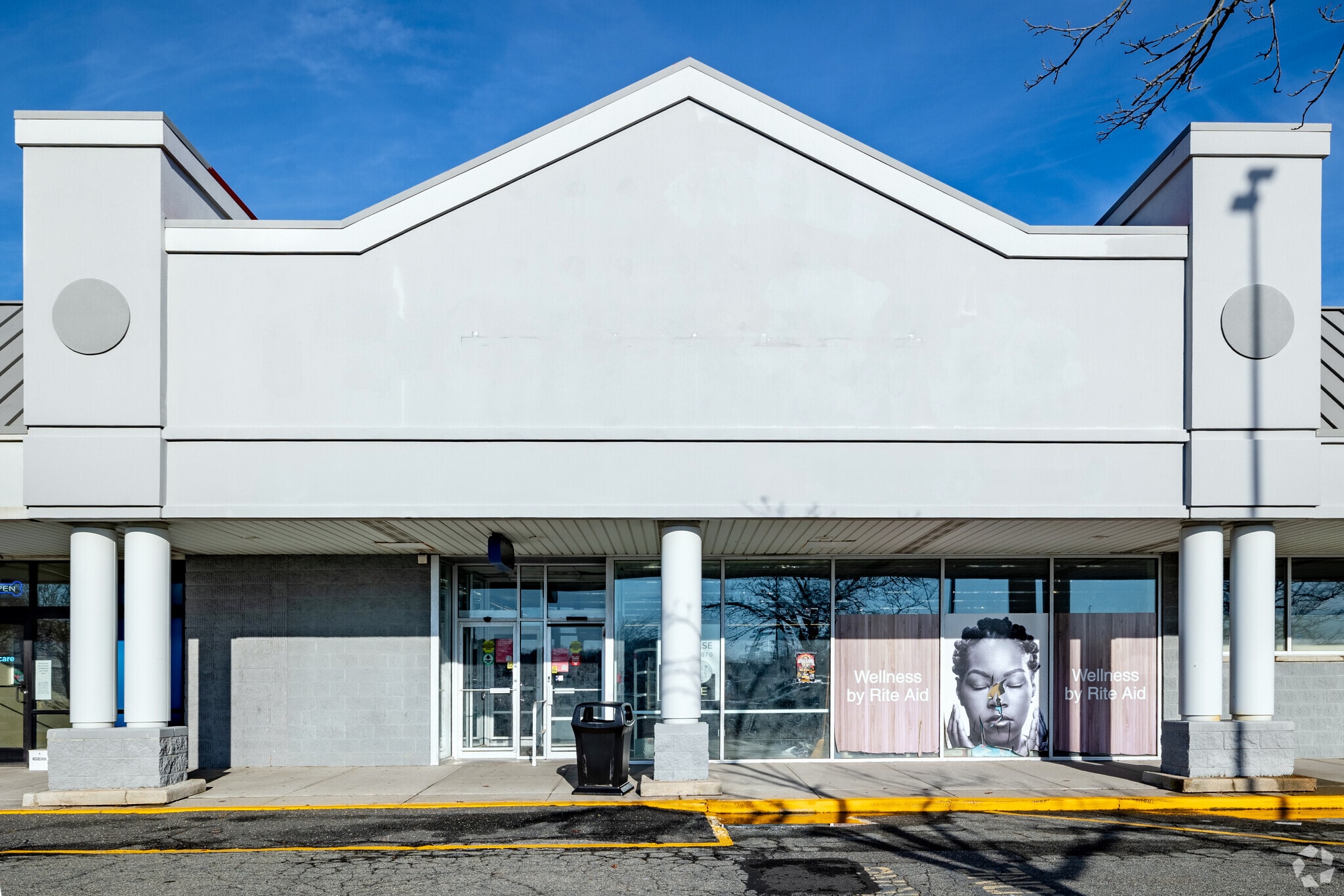 367-425 N Service Rd, Patchogue, NY for lease Building Photo- Image 1 of 11