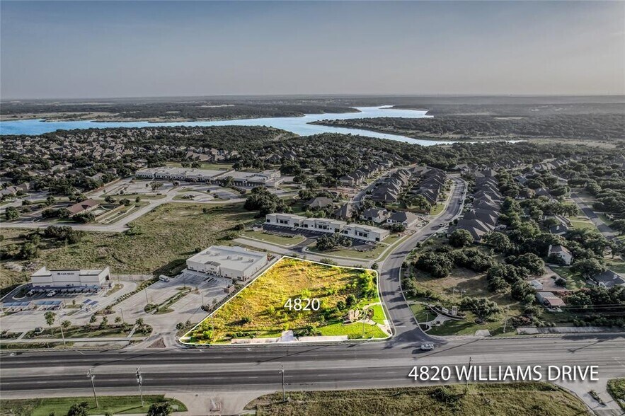 4820 Williams Dr, Georgetown, TX à vendre - Photo du bâtiment - Image 3 de 12