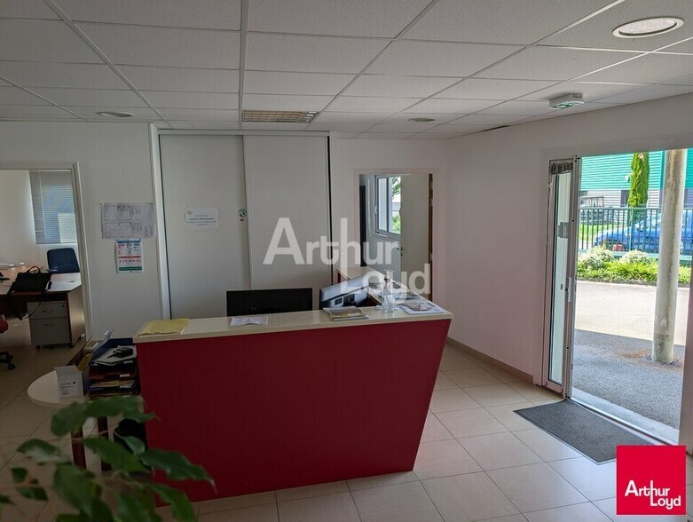 Flex in La Mézière for lease - Interior Photo - Image 2 of 10