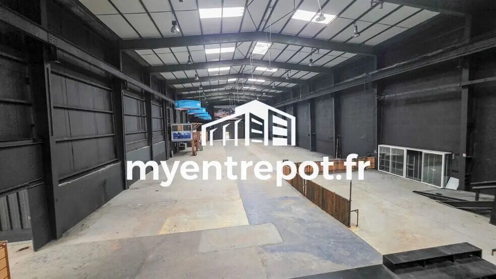 Flex in Aubagne for lease - Interior Photo - Image 1 of 8