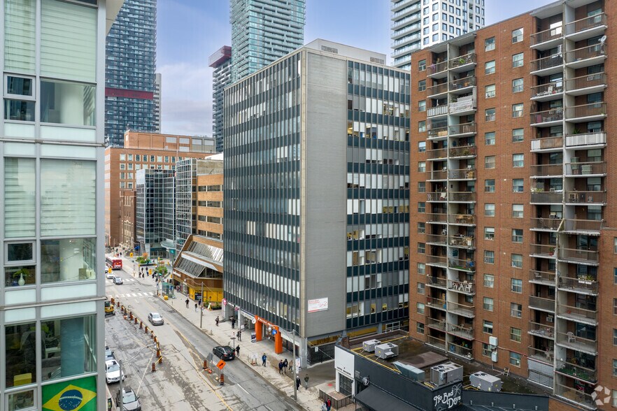 120 Eglinton Ave E, Toronto, ON à louer - Photo du bâtiment - Image 1 de 37