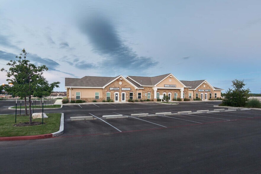 305 N Heatherwilde Blvd, Pflugerville, TX à louer - Photo du bâtiment - Image 3 de 5