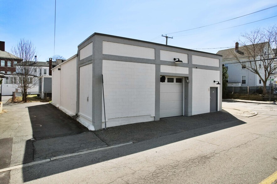 62 Adams St, Waltham, MA à vendre - Photo du bâtiment - Image 2 de 8