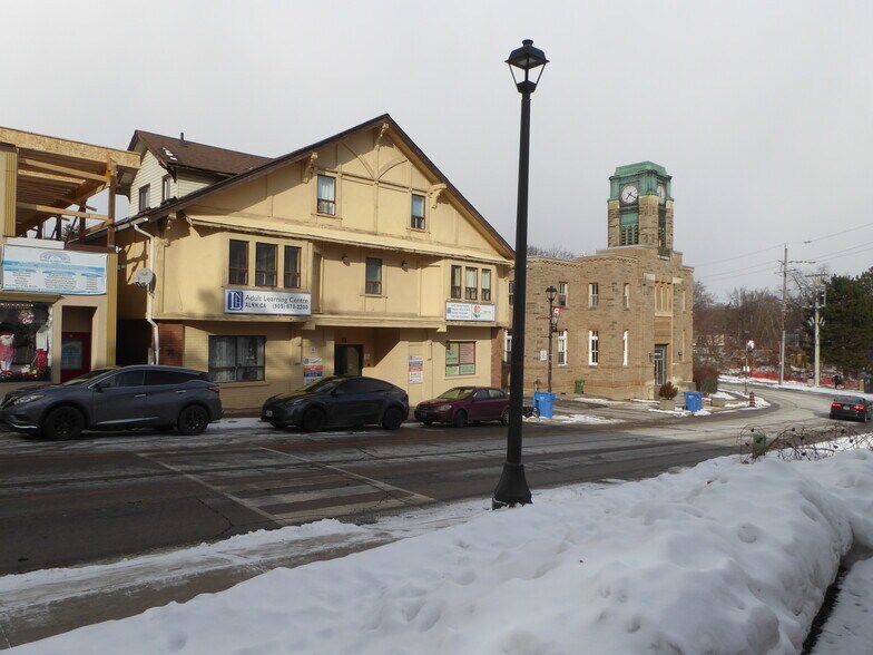 72 Mill St, Halton Hills, ON à vendre - Photo du bâtiment - Image 2 de 28