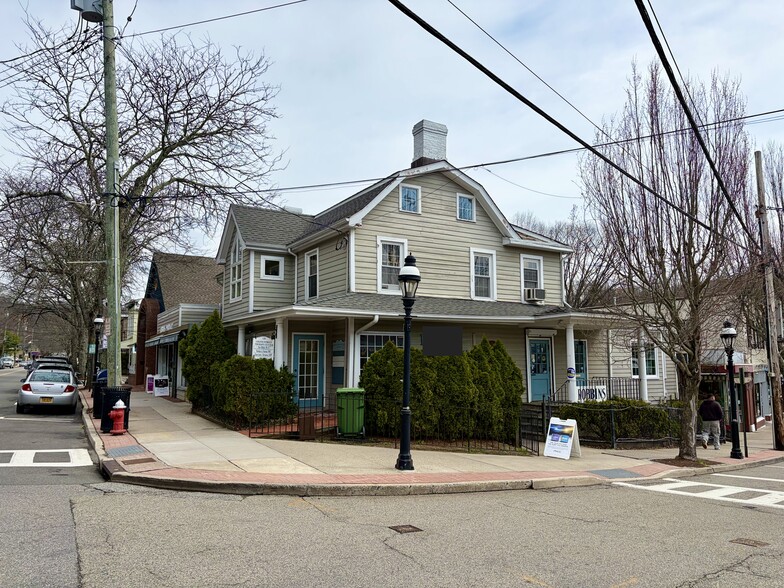 128 Grand St, Croton-on-Hudson, NY à vendre - Photo du bâtiment - Image 1 de 4