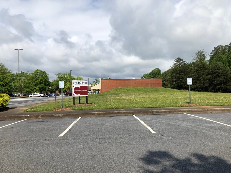 885 Woodstock Rd, Roswell, GA à louer - Photo du bâtiment - Image 1 de 7