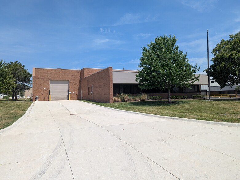 45700 Mast St, Plymouth, MI à louer - Photo du bâtiment - Image 2 de 15