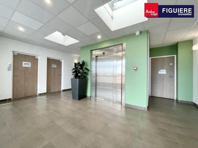 Office in Aix-en-Provence for lease - Lobby - Image 2 of 10