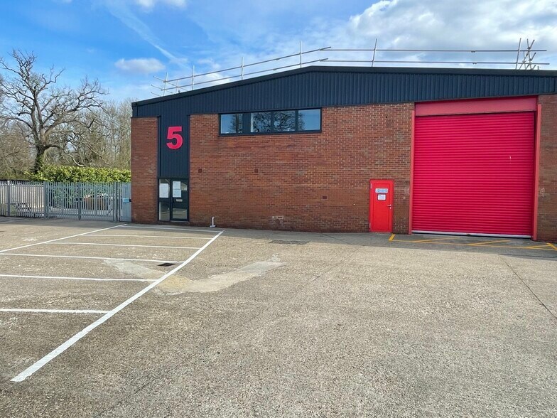 Deadbrook Ln, Aldershot à louer - Photo du bâtiment - Image 2 de 4