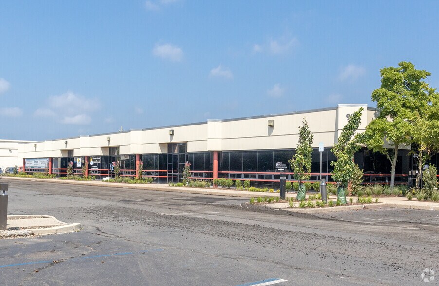 904 Oak Tree Rd, South Plainfield, NJ for lease - Building Photo - Image 2 of 6