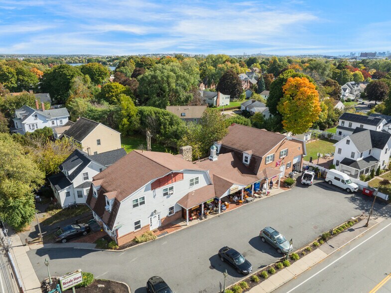 334 Pleasant St, Belmont, MA à vendre - Photo du bâtiment - Image 2 de 5