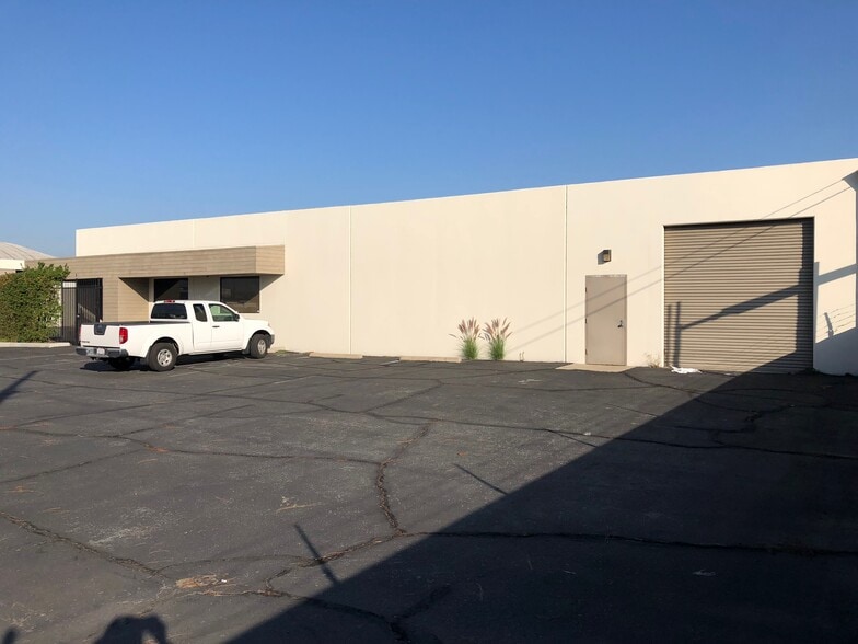 13515 Excelsior Dr, Norwalk, CA for lease - Building Photo - Image 3 of 9
