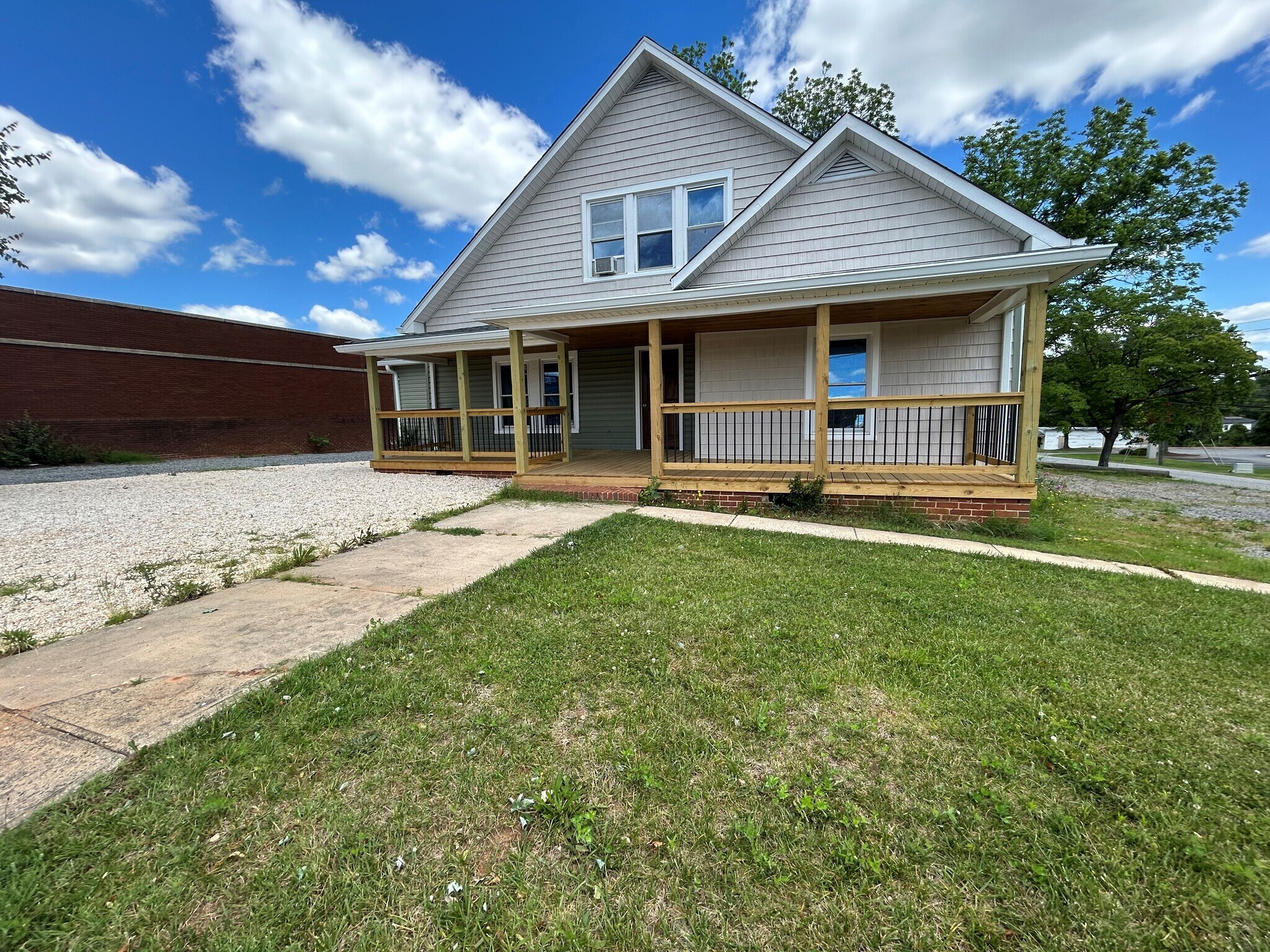 237 E Main St, Yadkinville, NC for lease Primary Photo- Image 1 of 14