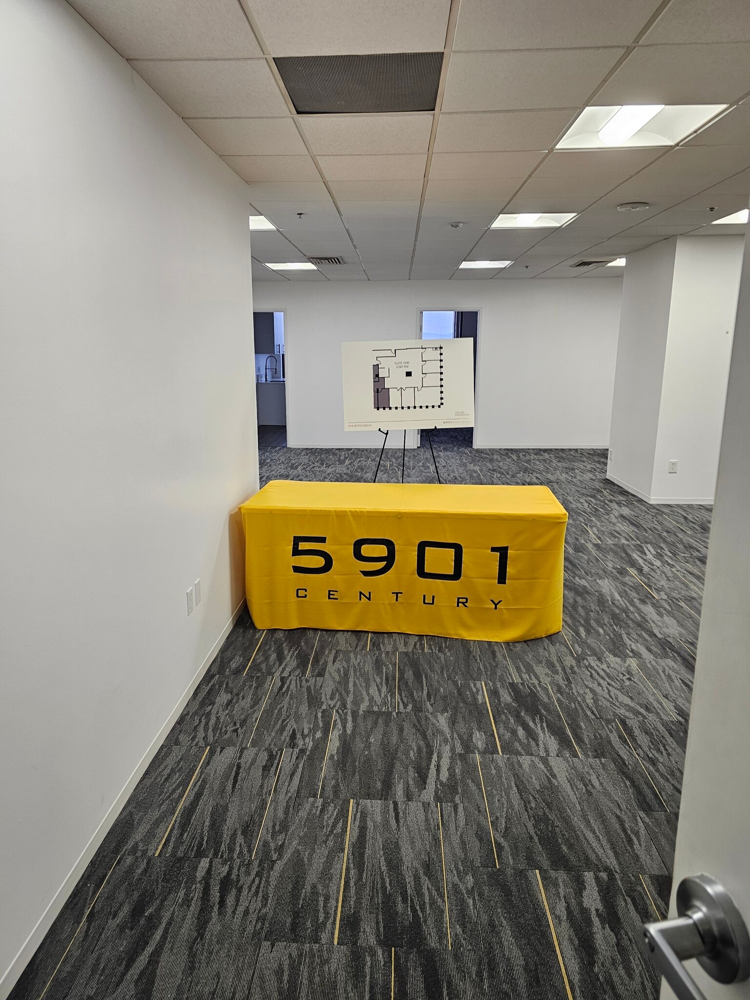 5901 W Century Blvd, Los Angeles, CA à louer Photo intérieure- Image 1 de 2