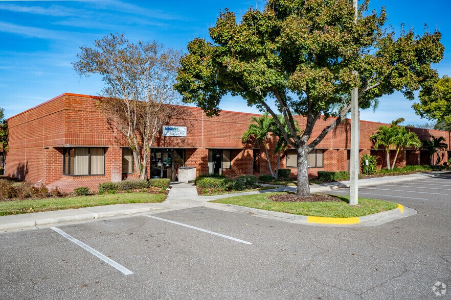 4900 Creekside Dr, Clearwater, FL à louer - Photo du bâtiment - Image 3 de 22
