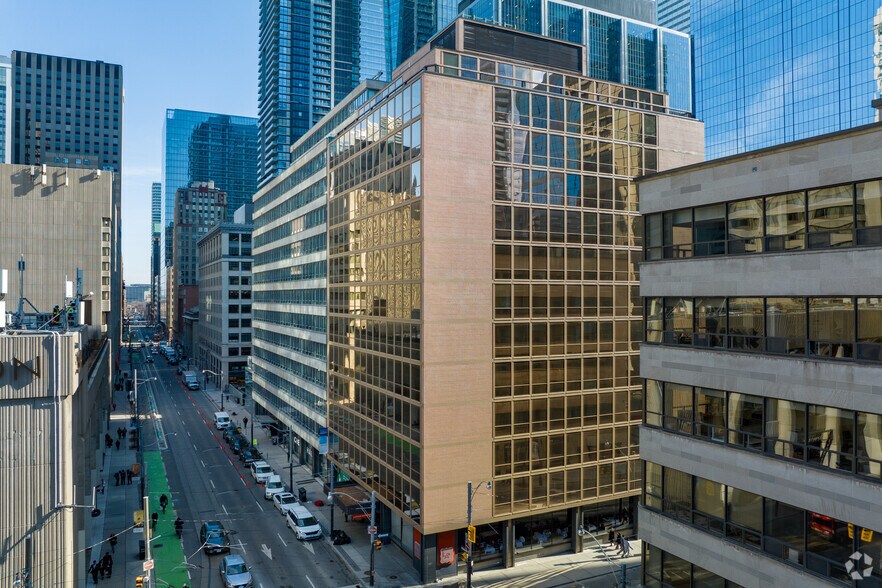 121 Richmond St W, Toronto, ON à louer - Photo du bâtiment - Image 1 de 5