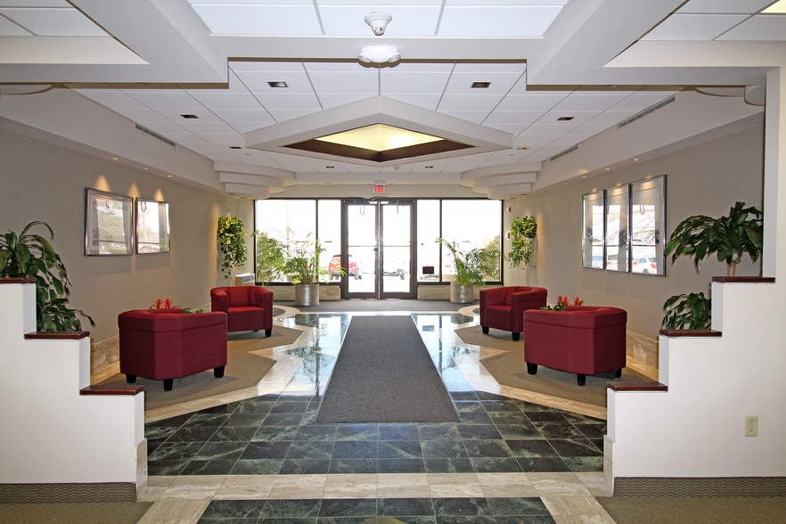 55 Corporate Dr, Trumbull, CT for lease - Lobby - Image 2 of 23