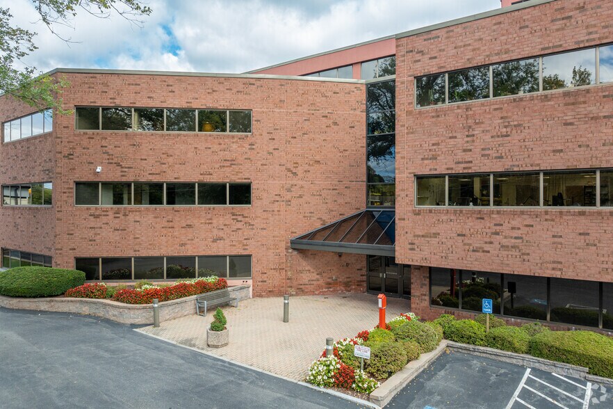 135 Beaver St, Waltham, MA à louer - Photo du bâtiment - Image 2 de 14