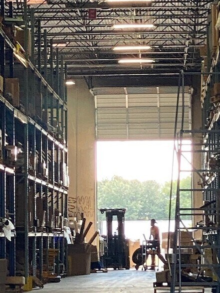 8300-8310 Eastpoint Dr, Dallas, TX à louer - Photo du bâtiment - Image 3 de 11