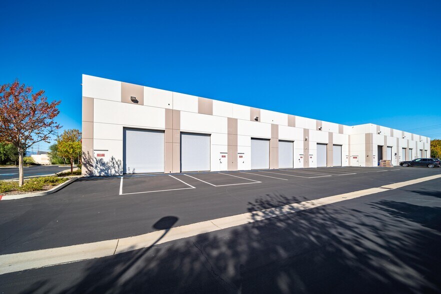 26340-26354 Ruether Ave, Santa Clarita, CA à louer - Photo du bâtiment - Image 3 de 8