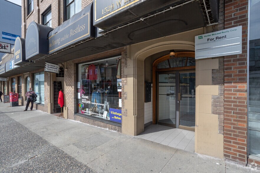 1533-1535 W Broadway, Vancouver, BC à louer - Photo du bâtiment - Image 2 de 4