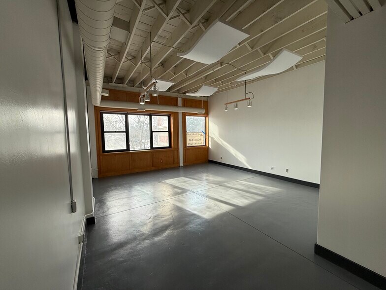 22620 Woodward Ave, Ferndale, MI à louer - Photo du bâtiment - Image 2 de 10