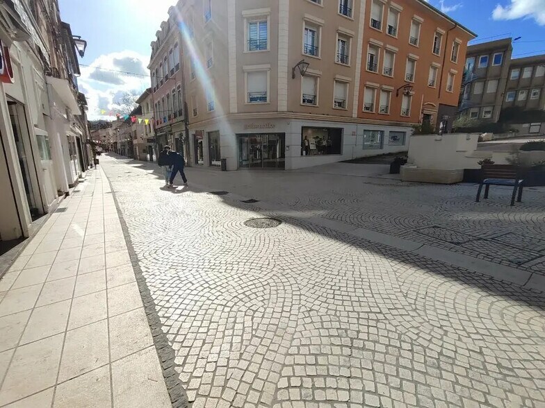Commerce de détail dans Bourgoin-Jallieu à vendre - Photo du bâtiment - Image 3 de 8