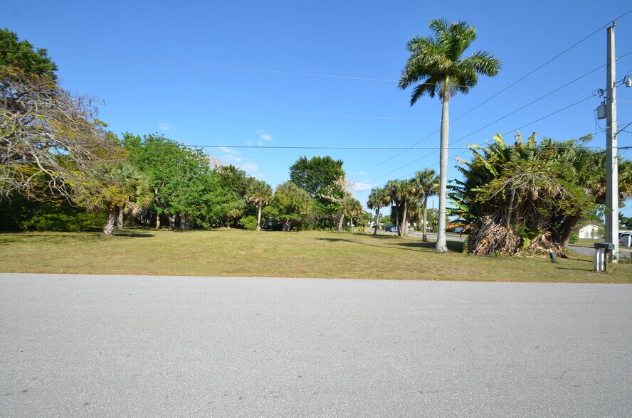 25142 Marion Ave, Punta Gorda, FL for sale - Building Photo - Image 2 of 18