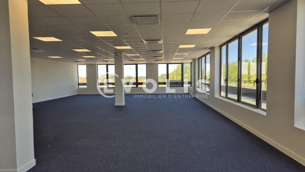 Office in Chessy for lease - Interior Photo - Image 2 of 6