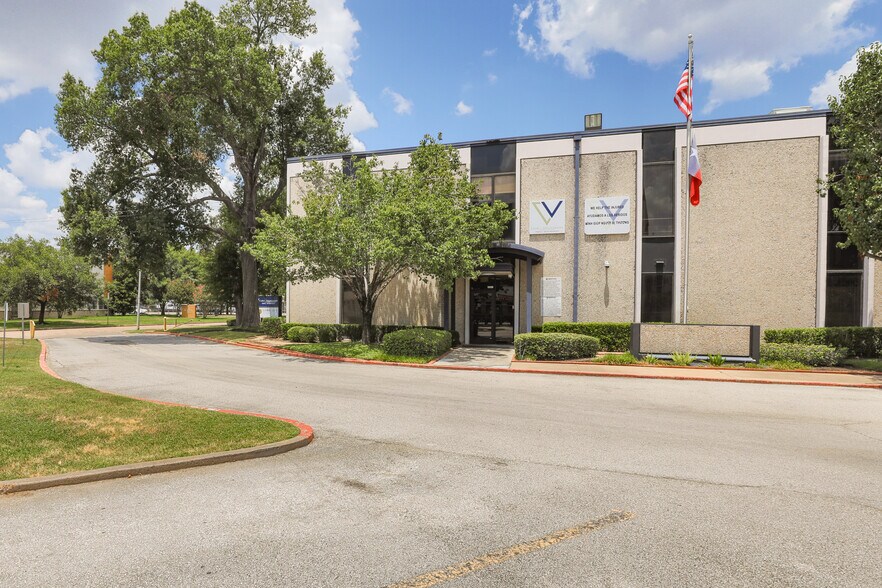2122 E Governors Cir, Houston, TX à vendre - Photo du bâtiment - Image 2 de 14