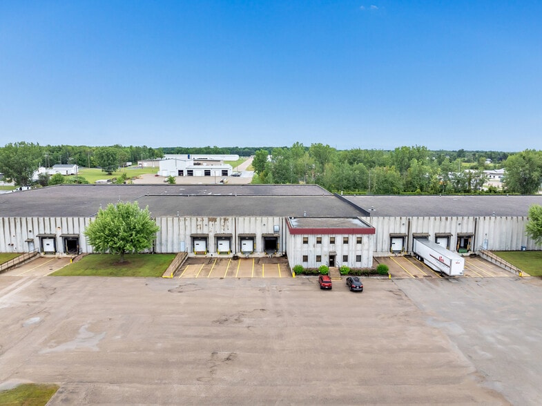 205 E Highland Dr, Oconto Falls, WI à louer - Photo du bâtiment - Image 3 de 6