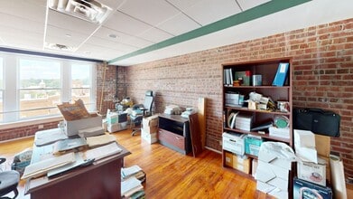 102 S Steele St, Sanford, NC à louer Photo intérieure- Image 2 de 5