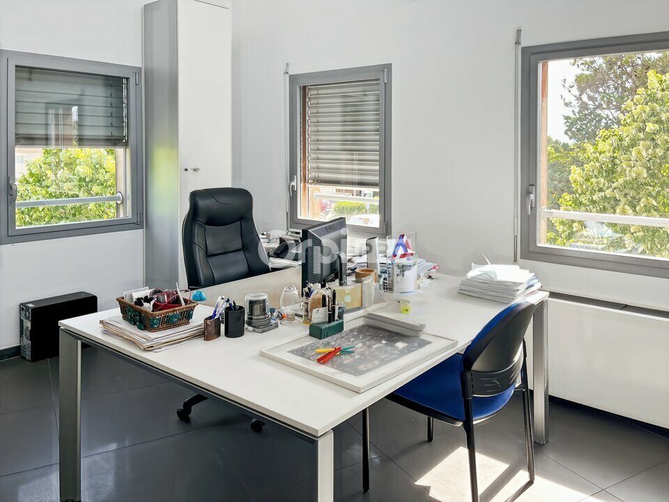 Office in Gémenos for lease Building Photo- Image 1 of 13