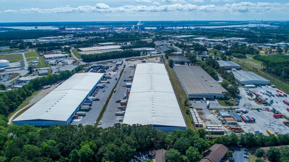 5801 N Rhett Ave, Hanahan, SC à louer - Photo du bâtiment - Image 3 de 5