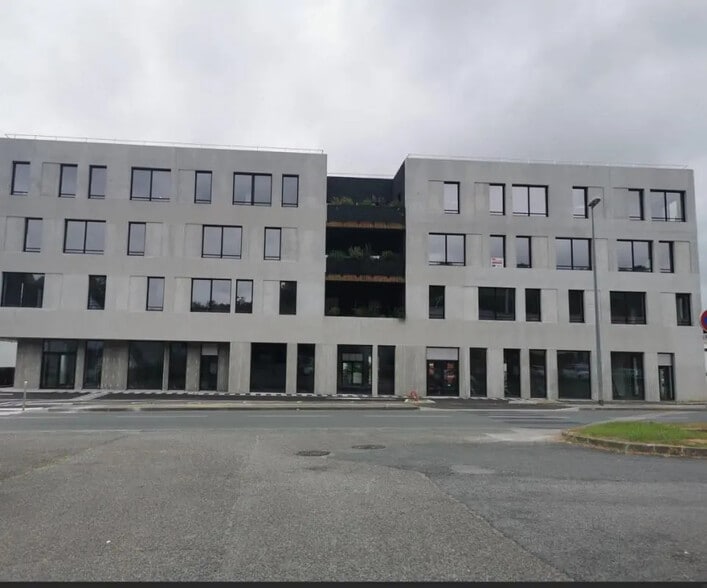 Retail in Anglet for lease - Building Photo - Image 1 of 3