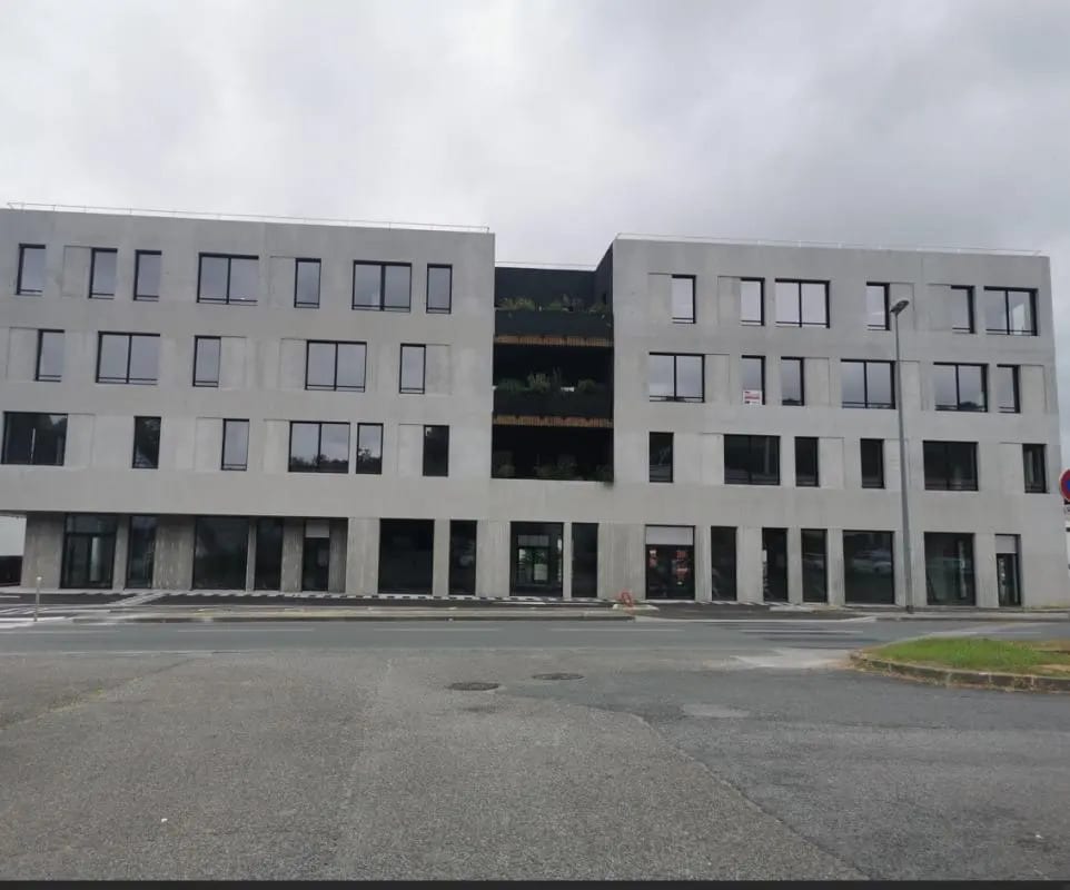 Retail in Anglet for lease Building Photo- Image 1 of 4