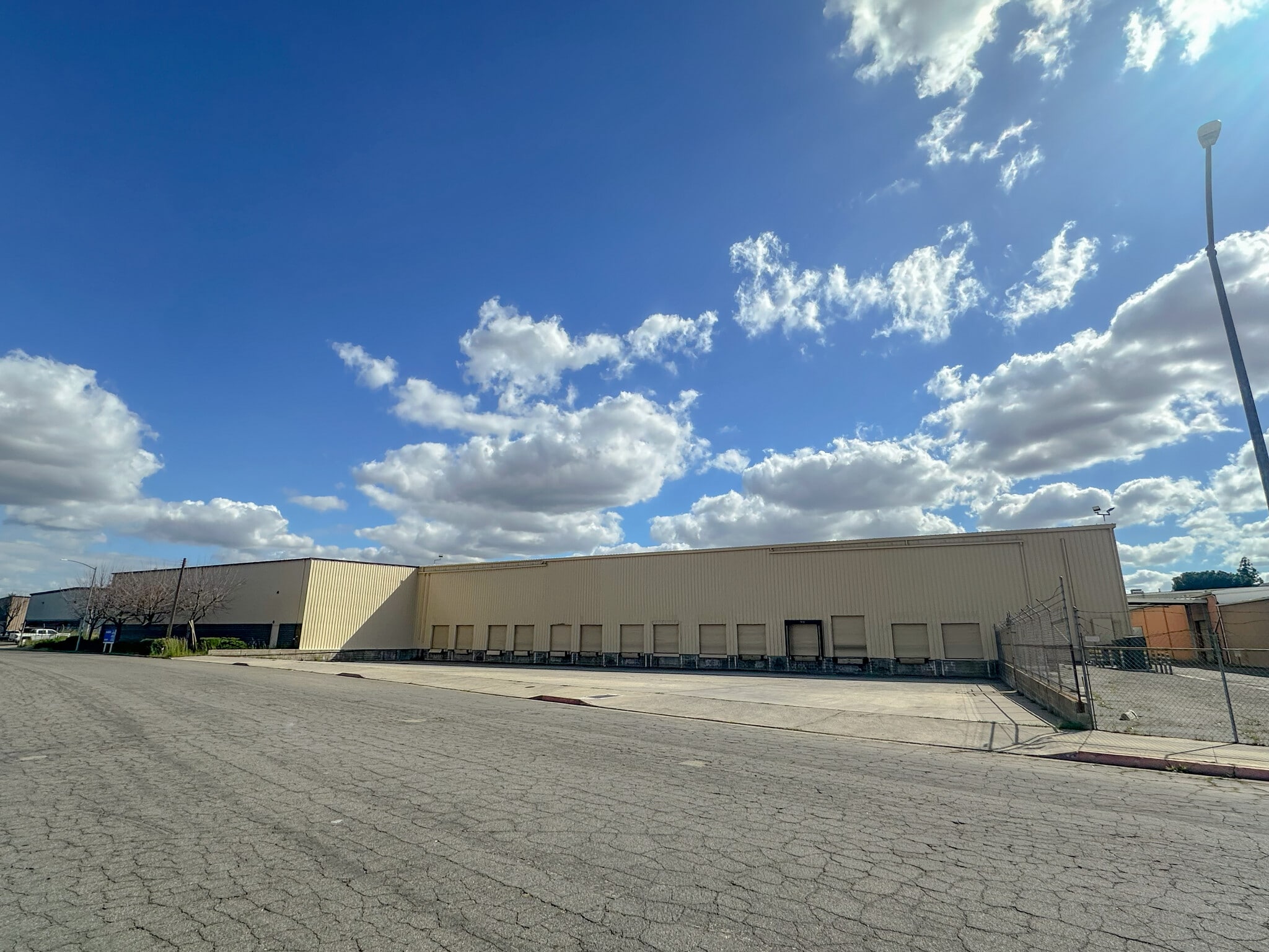 5688 E Fountain Way, Fresno, CA for lease Primary Photo- Image 1 of 6