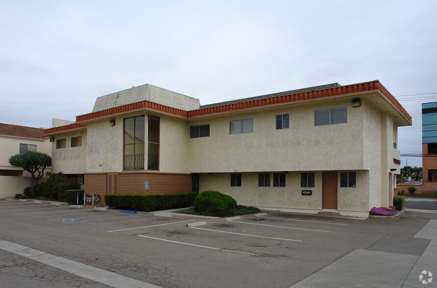 8101 Newman Ave, Huntington Beach, CA à louer - Photo du bâtiment - Image 2 de 12