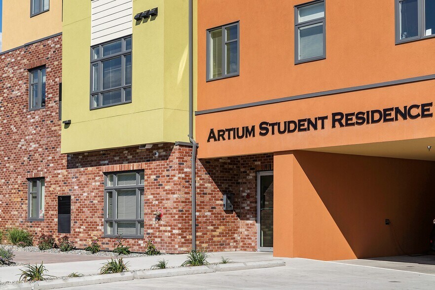 125 Dundas Rd, Kelowna, BC à vendre - Photo du bâtiment - Image 3 de 11