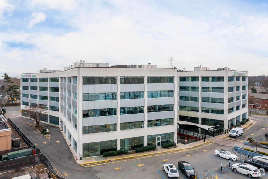 1 Old Country Rd, Carle Place, NY à louer - Photo du bâtiment - Image 3 de 5