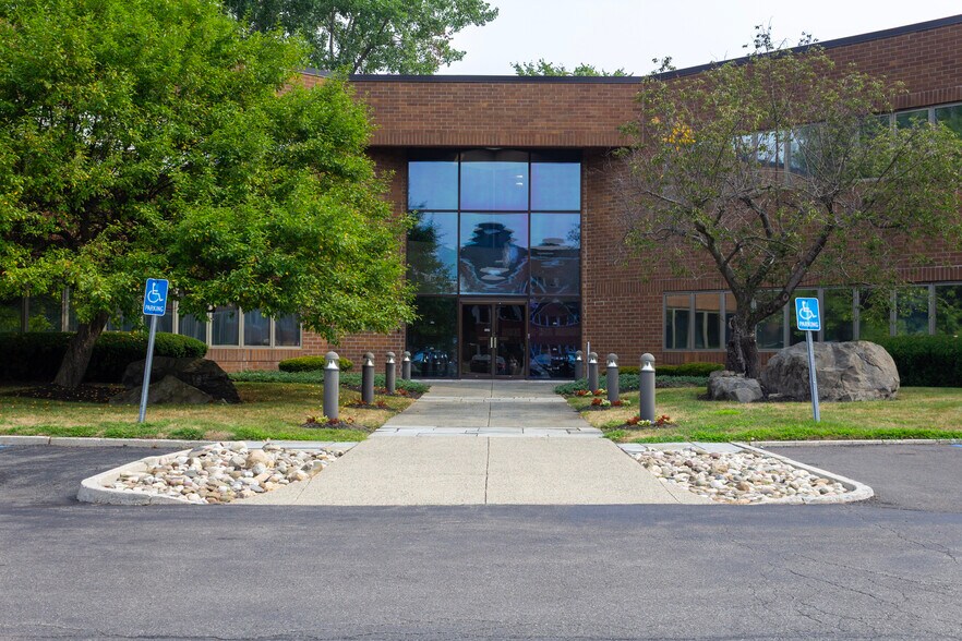 11 Century Hill Dr, Latham, NY à louer - Photo du bâtiment - Image 2 de 3