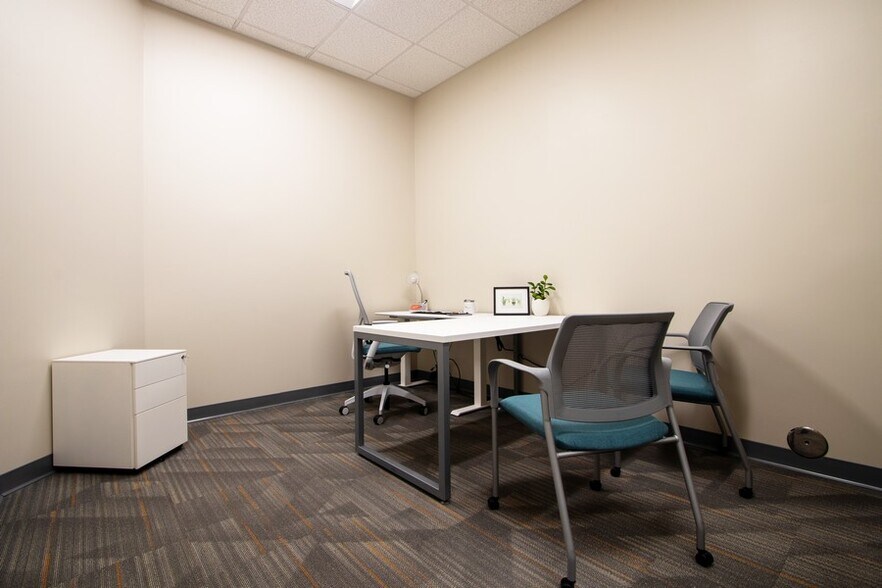 3980 Premier Dr, High Point, NC à louer - Photo du bâtiment - Image 1 de 16