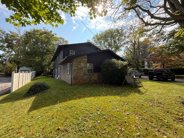 71 Maple St, Clyde, NC à vendre - Photo du bâtiment - Image 3 de 20