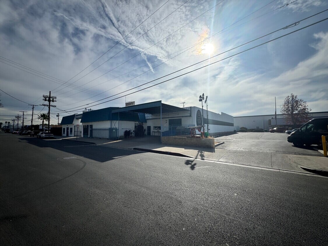 15954-15958 Arminta St, Van Nuys, CA for lease Building Photo- Image 1 of 1